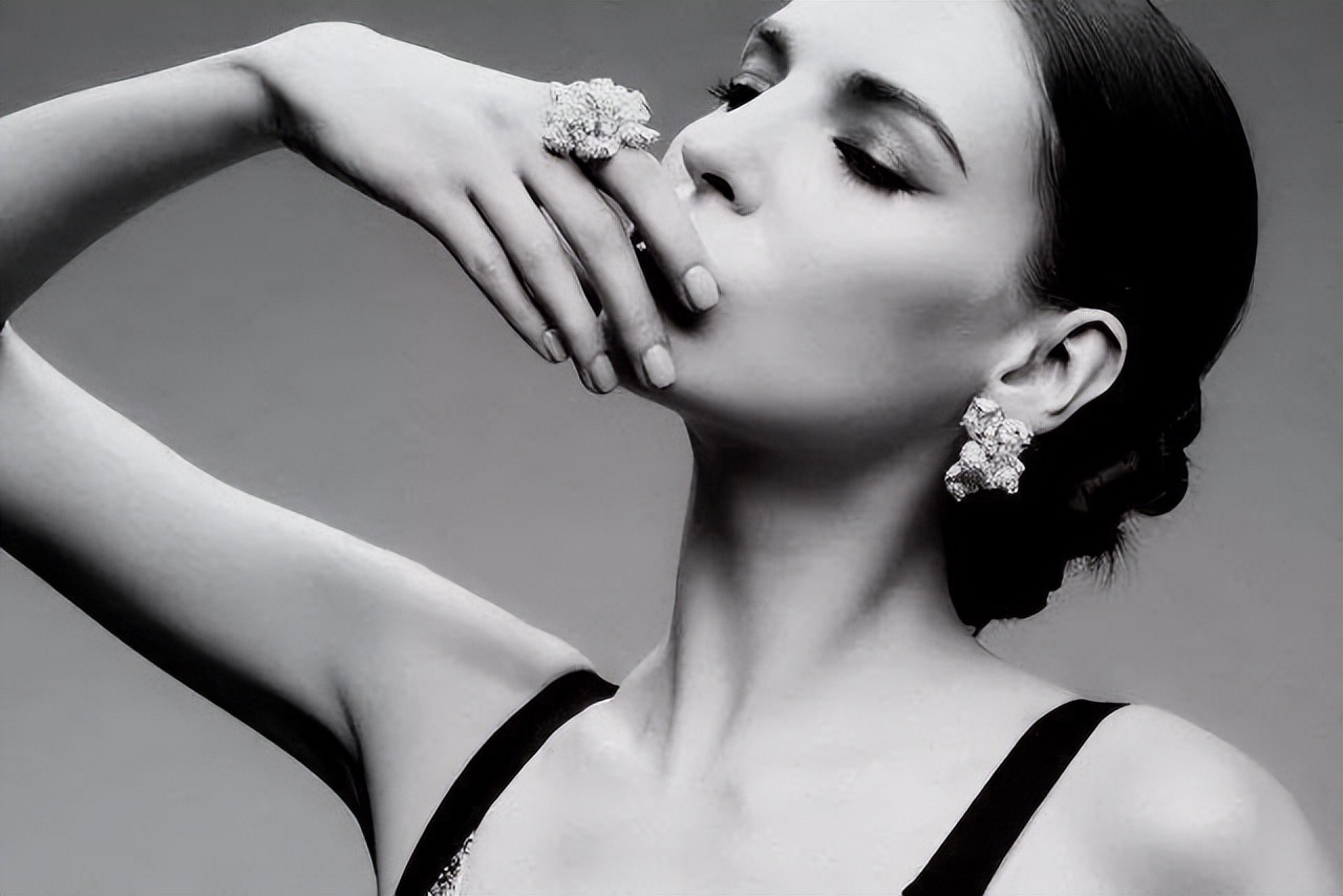 心理学：不喜欢佩戴任何饰品的女人，都是什么心理？