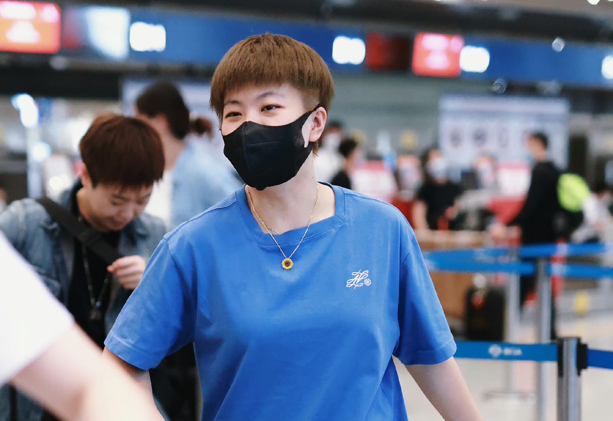 国乒孙颖莎打球王楚钦观看,国乒出征世乒赛孙颖莎图片