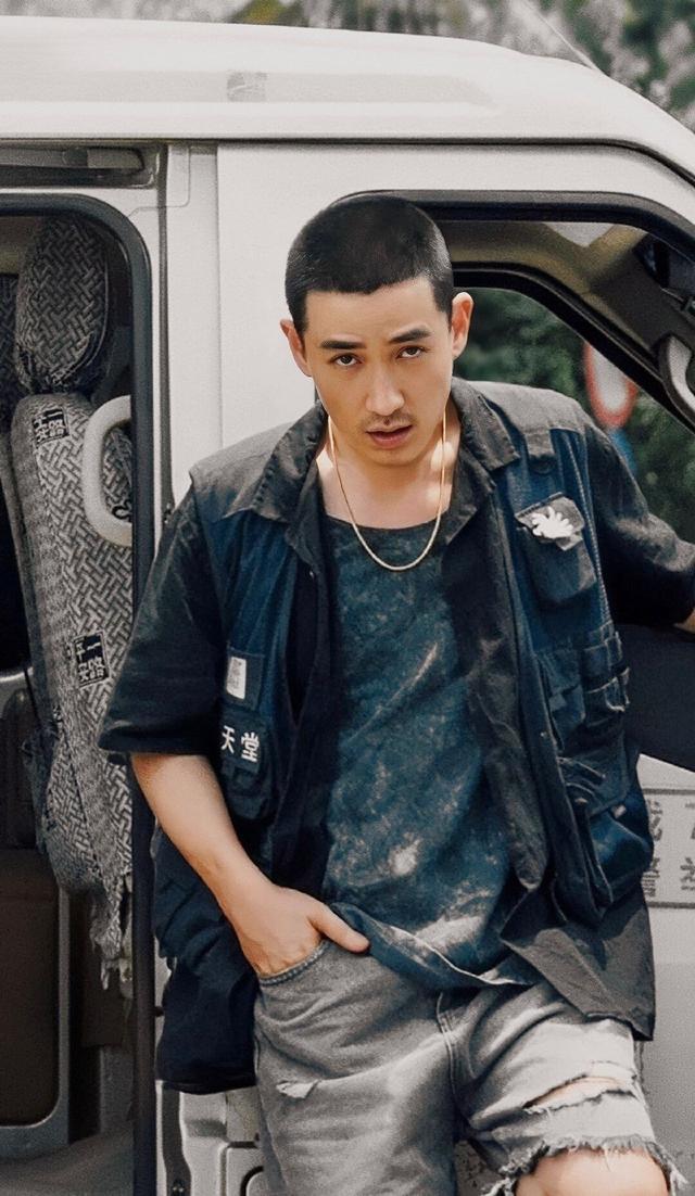 朱一龙凭借人生大事都获得什么奖,朱一龙年底凭多个奖项刷脸