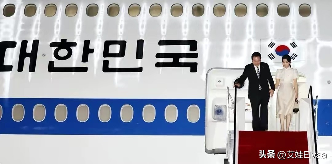 韩国第一夫人巴厘岛“报道”!穿半身裙尽显东方美,真给老公长脸