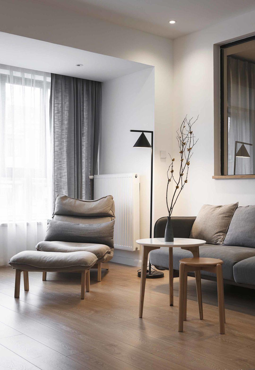 她在沙发后面“掏洞”造窗，完工后发现太明智了，全屋温暖又自然