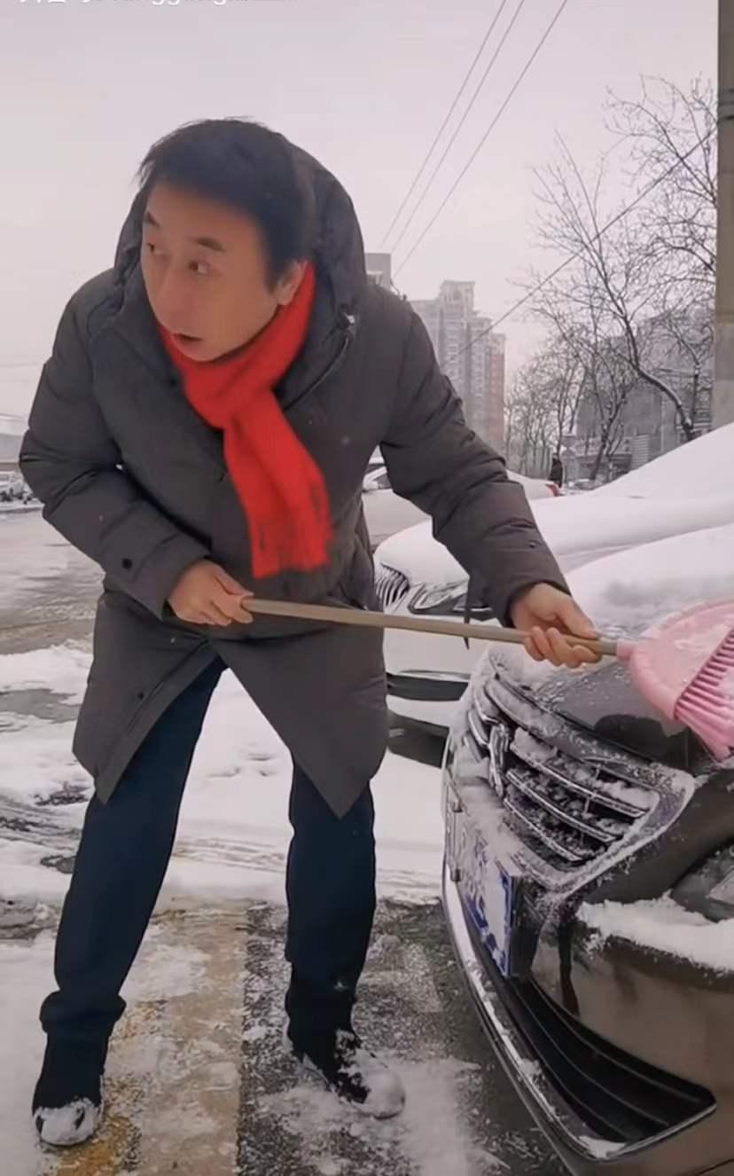 冯巩扫雪扫错车,冯巩给车扫雪扫错车引争议