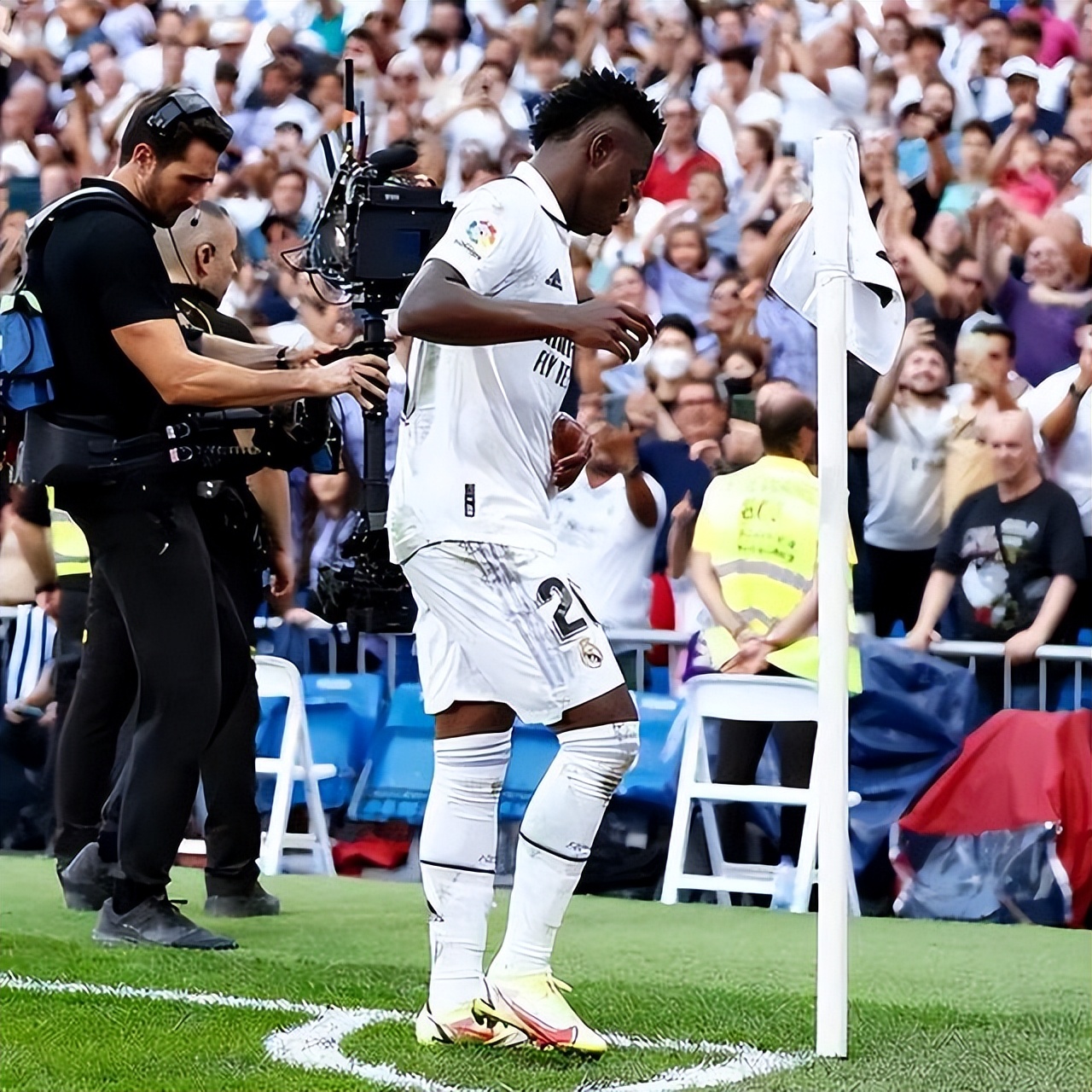 维尼修斯进球跳舞庆祝被批？这些庆祝方式才算有争议，你见过么？