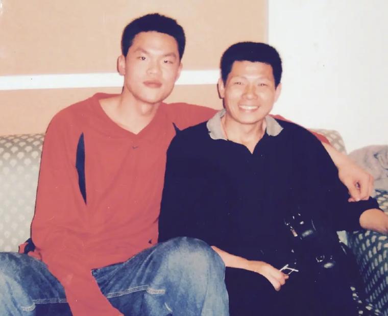 朱芳雨给老万颁发总冠军戒指,cba朱芳雨总决赛