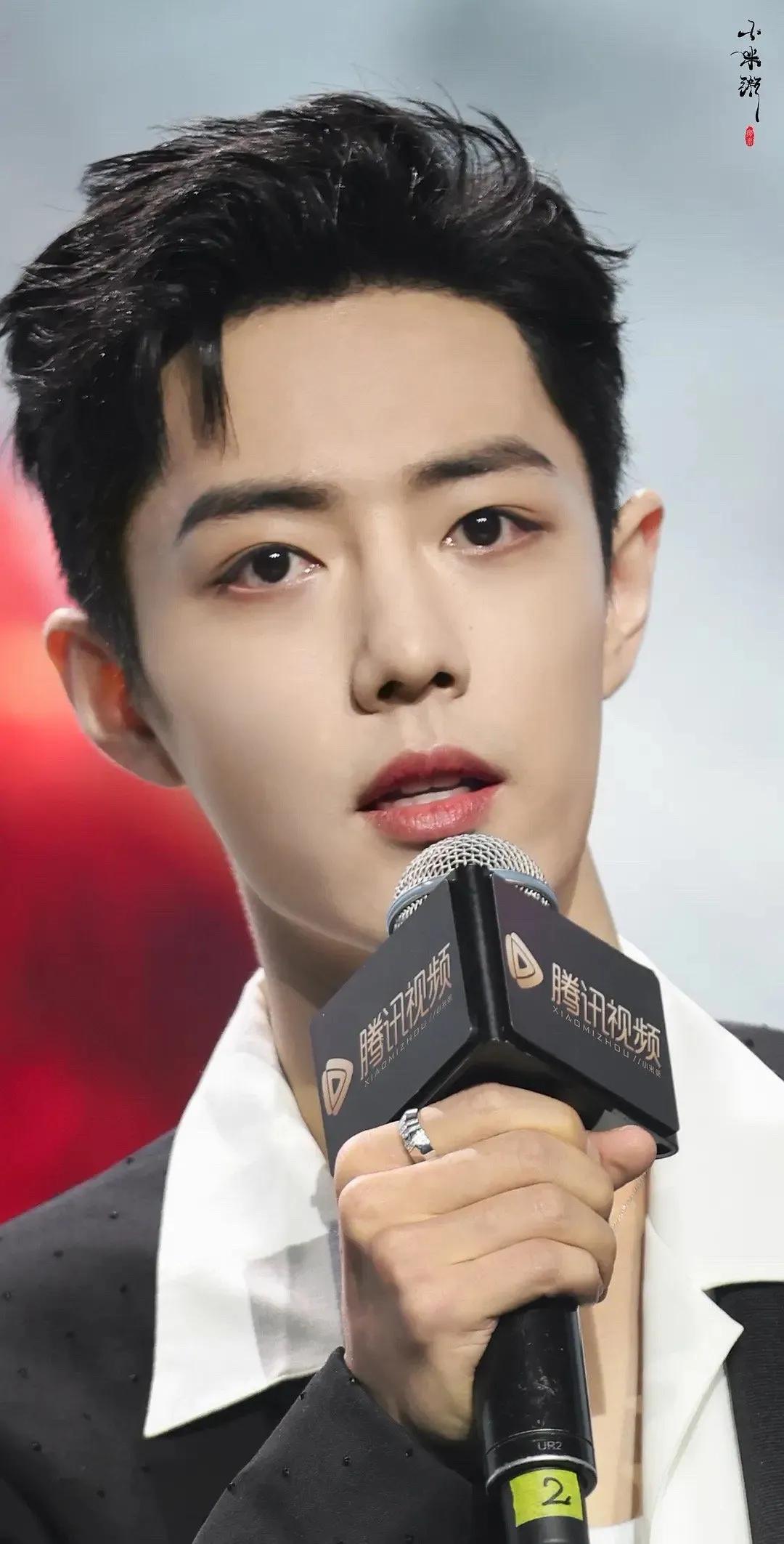 肖战近期活动造型,肖战微博之夜两套造型