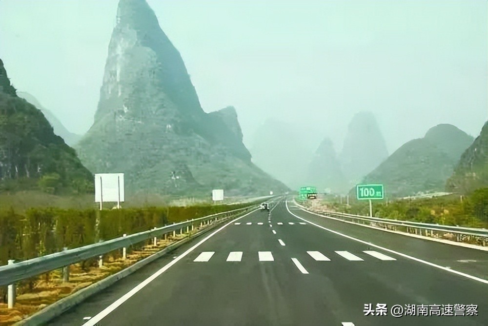 高速公路上和斑马线类似的平行线,高速公路上的斑马线你用来干嘛的