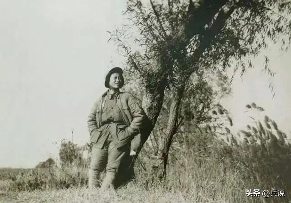 新四军女兵如厕，被大叔摁到被窝：从现在起，你是我老婆