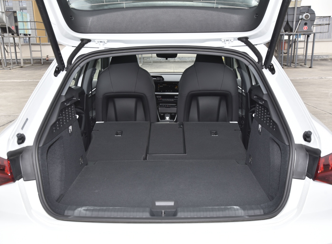 新款奥迪a3两厢车怎么样,奥迪a3两厢对比奥迪q2l哪个实用