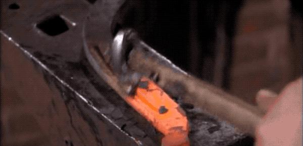 马为什么要钉马蹄铁,给马钉马蹄铁的视频