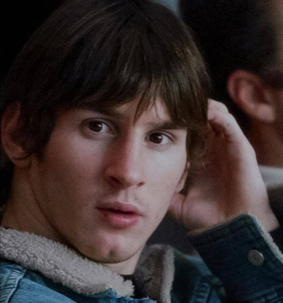 太甜了梅西与妻子在机场深情拥吻,梅西9岁时对她一见钟情