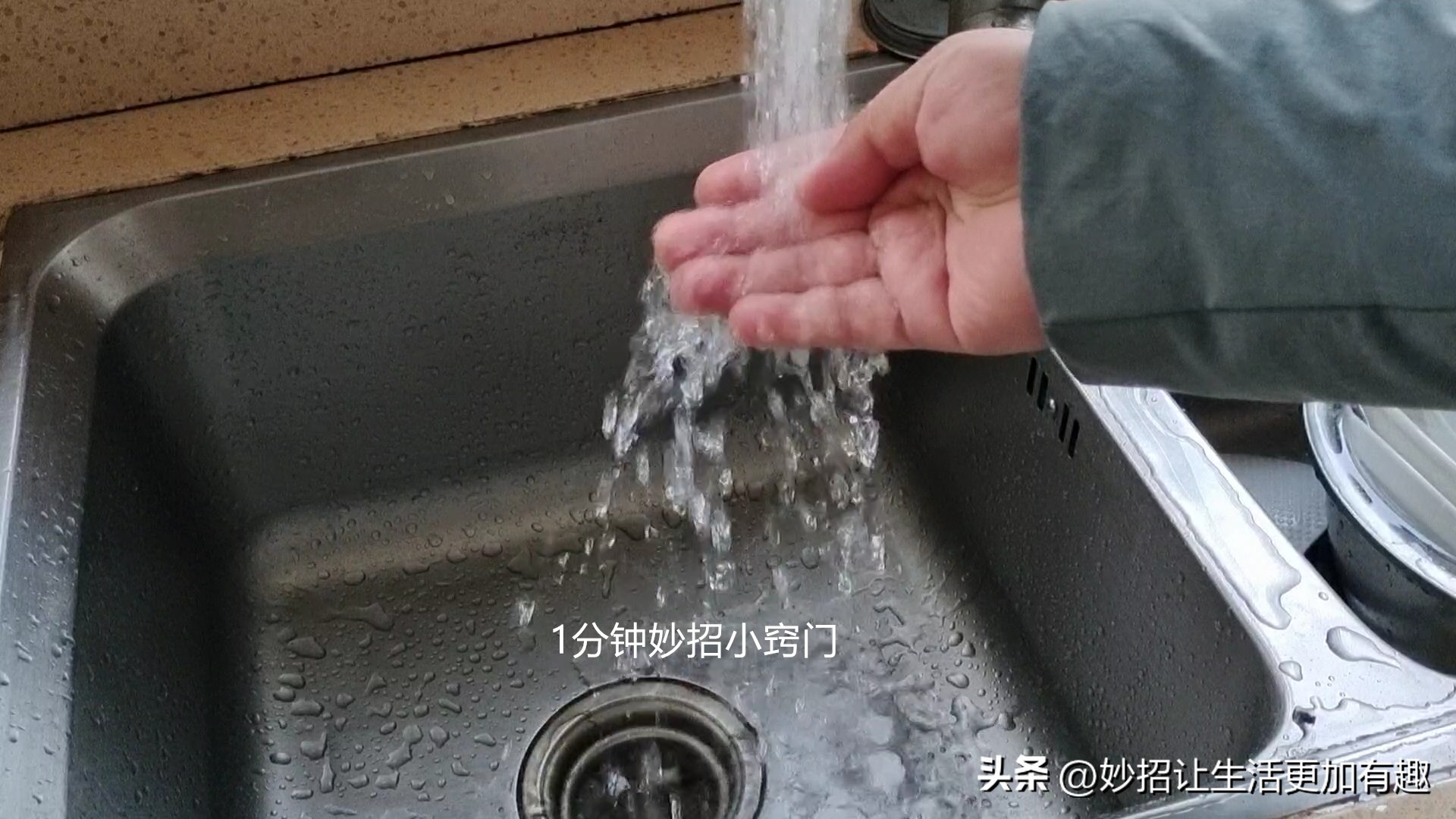 垃圾桶穿钢丝的方法,用丝袜如何固定垃圾桶