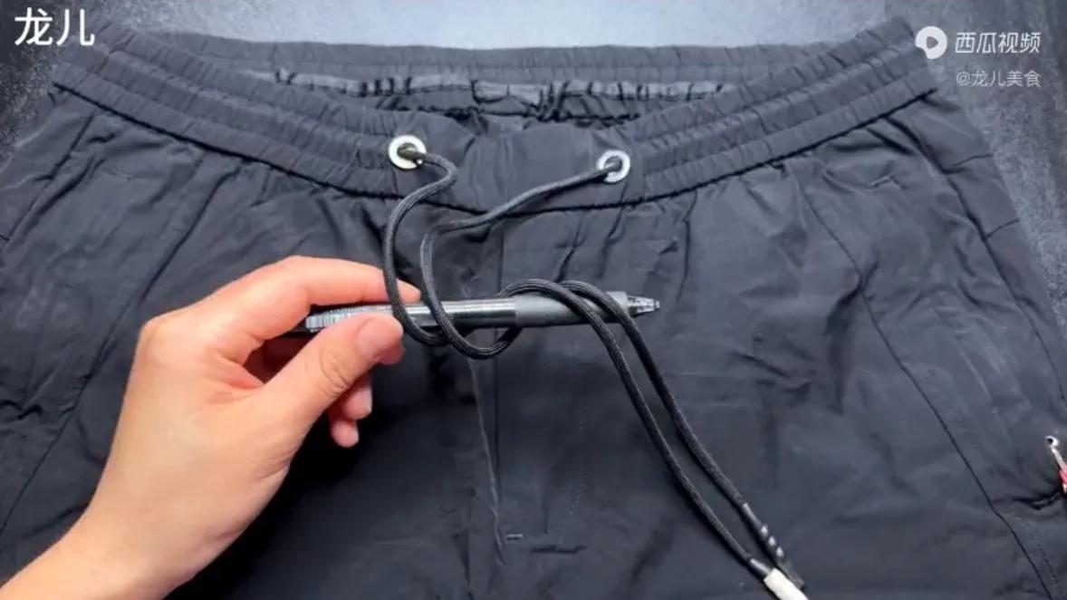 裤子一根连起来的绳子打结方法,裤子上的绳子怎么系简单好解