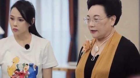 被母亲“锁铁链”，被姐夫打喂狗食，伊能静：曾活得像只野狗