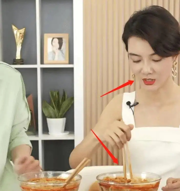 何洁直播卖货螃蟹,何洁在直播中是如何被吐槽的