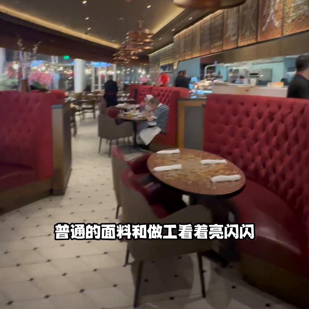 我沙特婆婆又出远门去了，走之前说让我选几条好看的晚礼服...