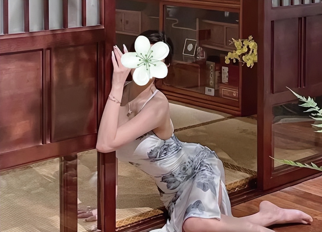 上海街头魔幻一幕：大批美女雨中激情搓澡