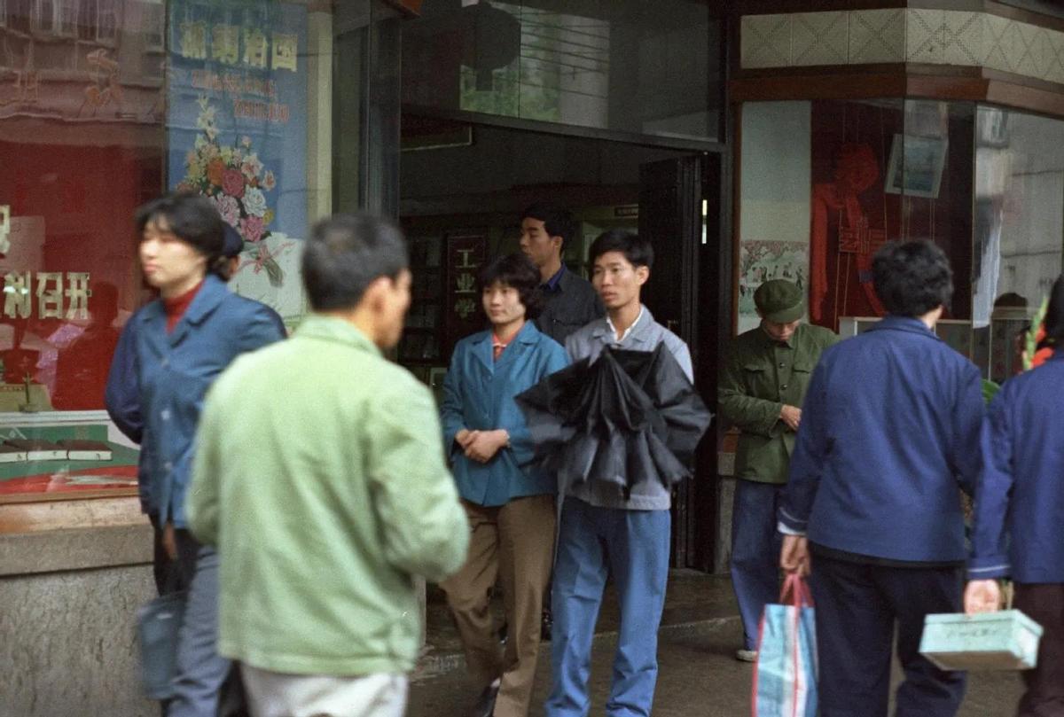 变态的纳粹德国,*光脱**犹太人女人衣服,集体*杀屠**!