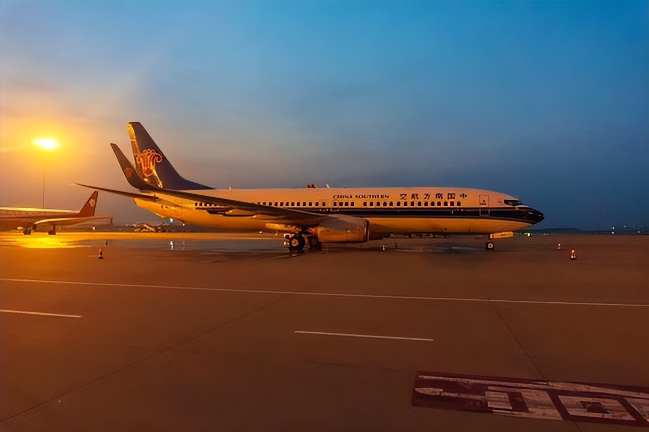 飞机机票太便宜会不会不安全,白天机票和晚上飞机哪个便宜