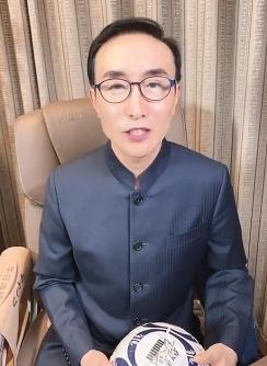 区楚良称巩汉林的签名足球是假的,区楚良回应巩汉林收藏假签名足球