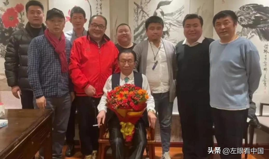 侯耀华和各大明星合影,侯耀华戴金表