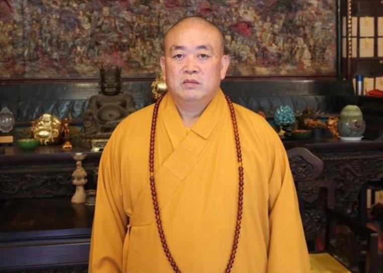 少林寺释永信一年收入多少钱,现在释永信方丈为什么不披袈裟
