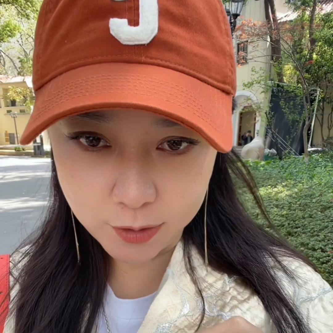 周末陪娃Vlog，周六准时陪着她来学习大提琴，等候时来...