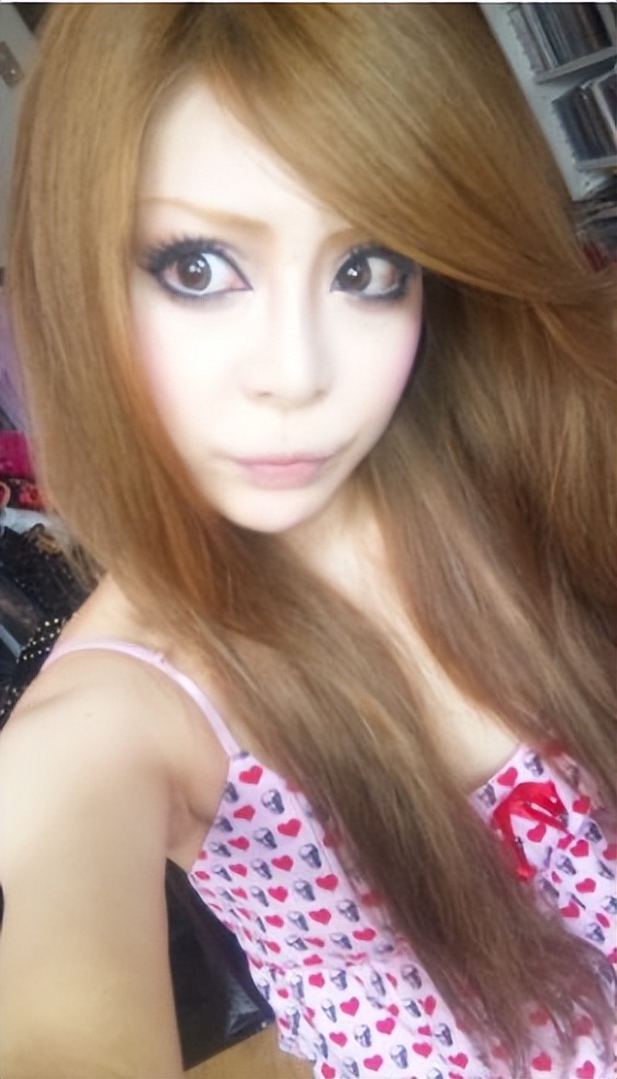 日本网红砸3亿整容上百次！整成法国娃娃：丑八怪在日本活不下去