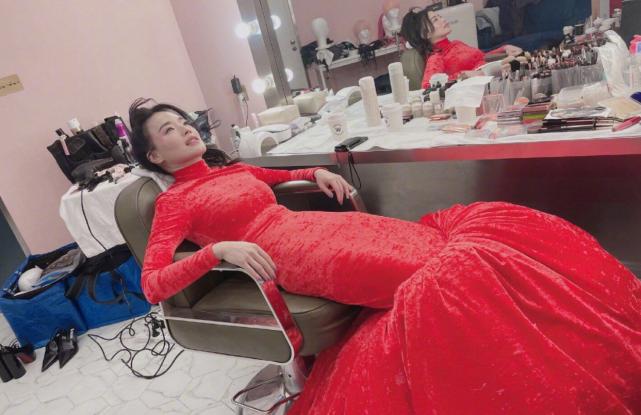 45岁舒淇再次开始减肥,穿长裙躺椅子上太紧绷,腰部凹陷头发凌乱