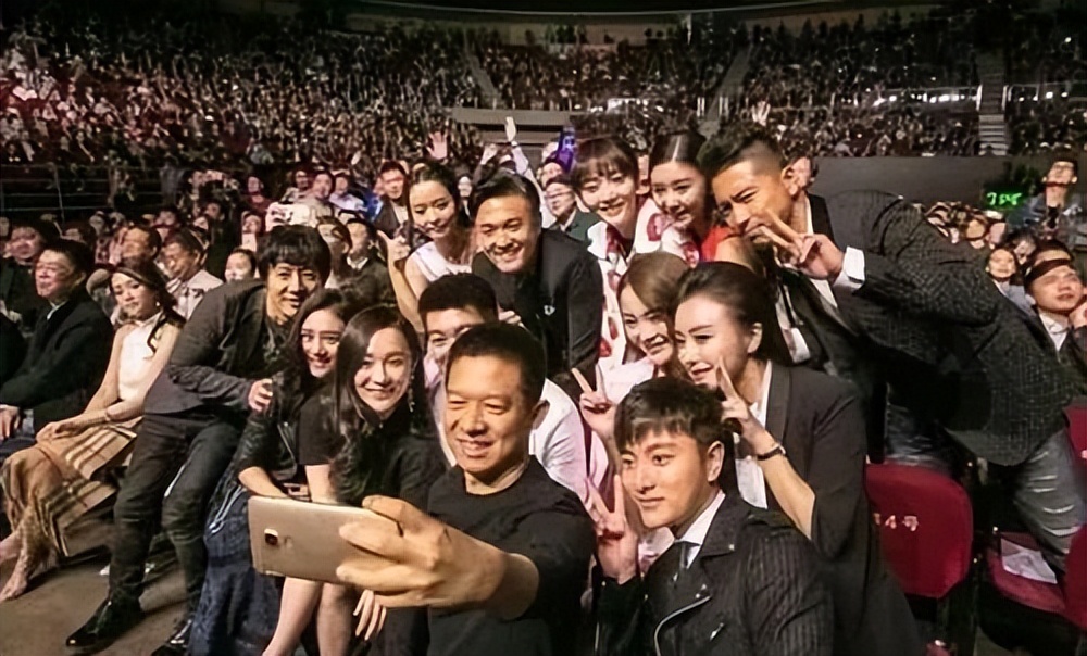 张庭一年80亿，陈赫开店700家：明星收割粉丝的刀，才是最狠的