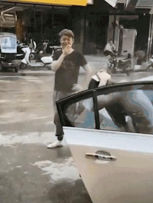 趁着泼水节公然对女生进行骚扰！向女生私密部位喷水还撕扯衣服