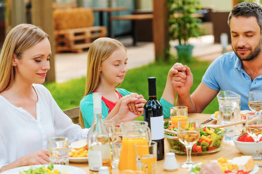 家长如何培养孩子礼仪教育,家长对孩子餐桌礼仪的评价