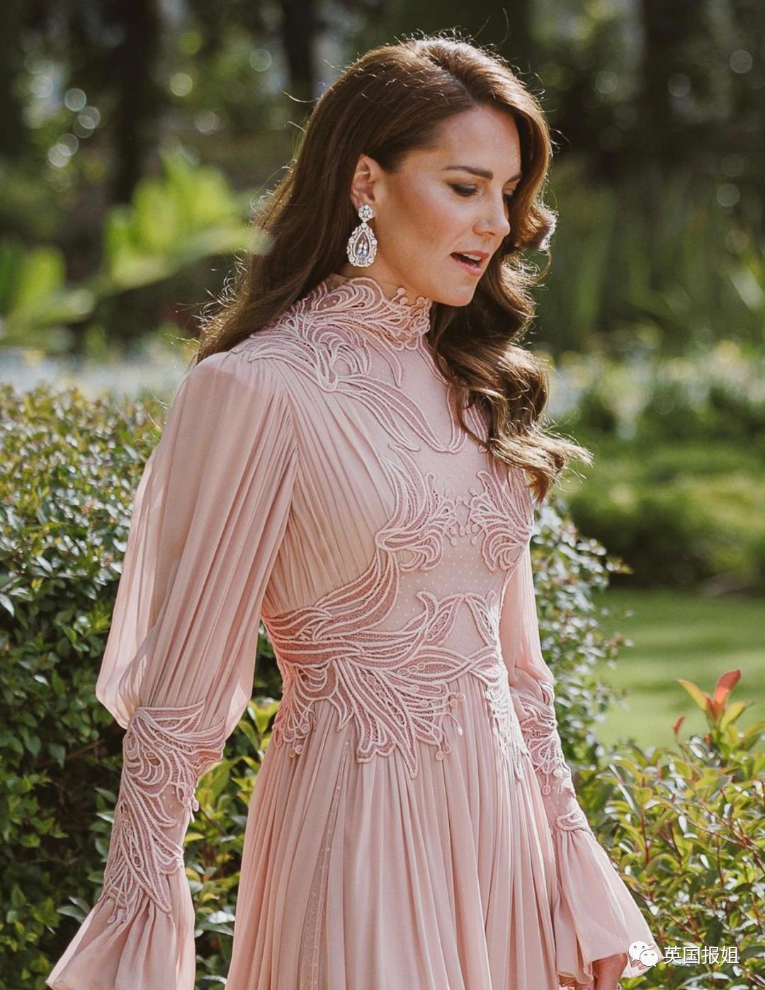 凯特王妃高级造型,凯特王妃穿蓝色格子英伦风