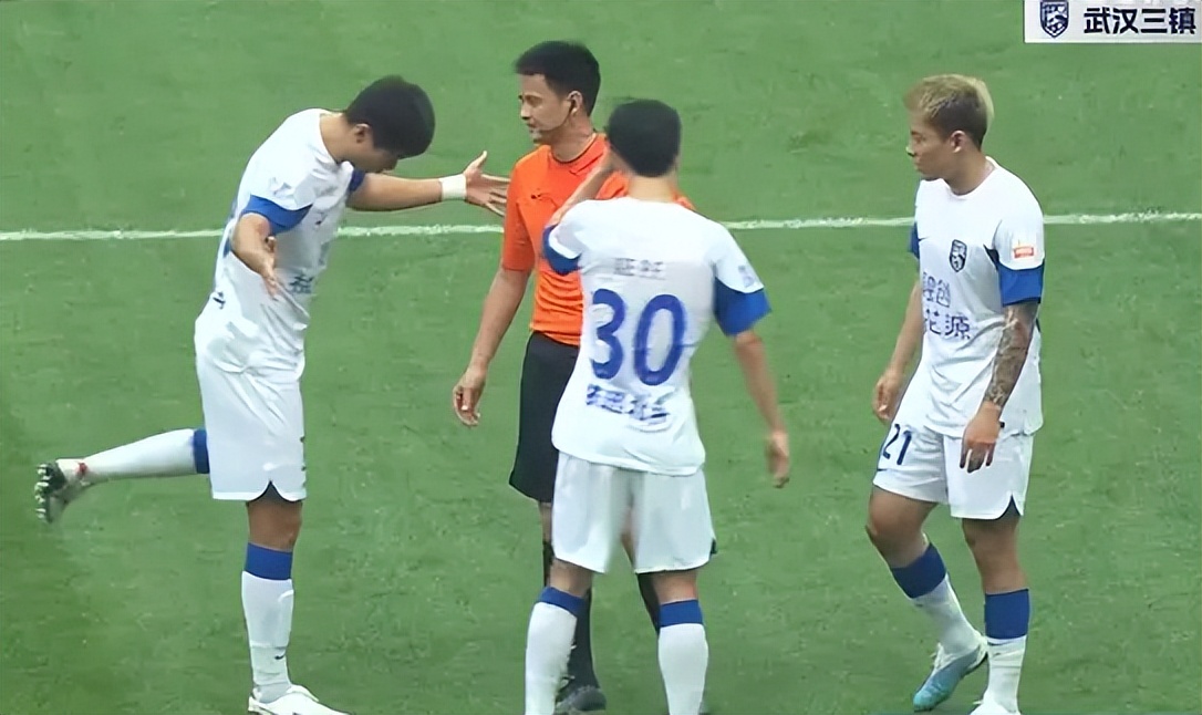 武汉三镇争议判罚裁判,武汉三镇vs武汉长江争议判罚