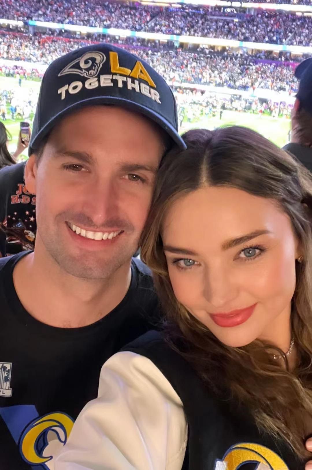 米兰达可儿穿蓝色连衣裙秀身材,米兰达可儿结婚