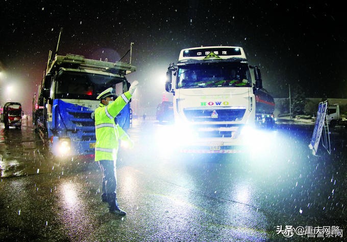 抗疫情战冰雪,抗击疫情警徽闪耀交警征文