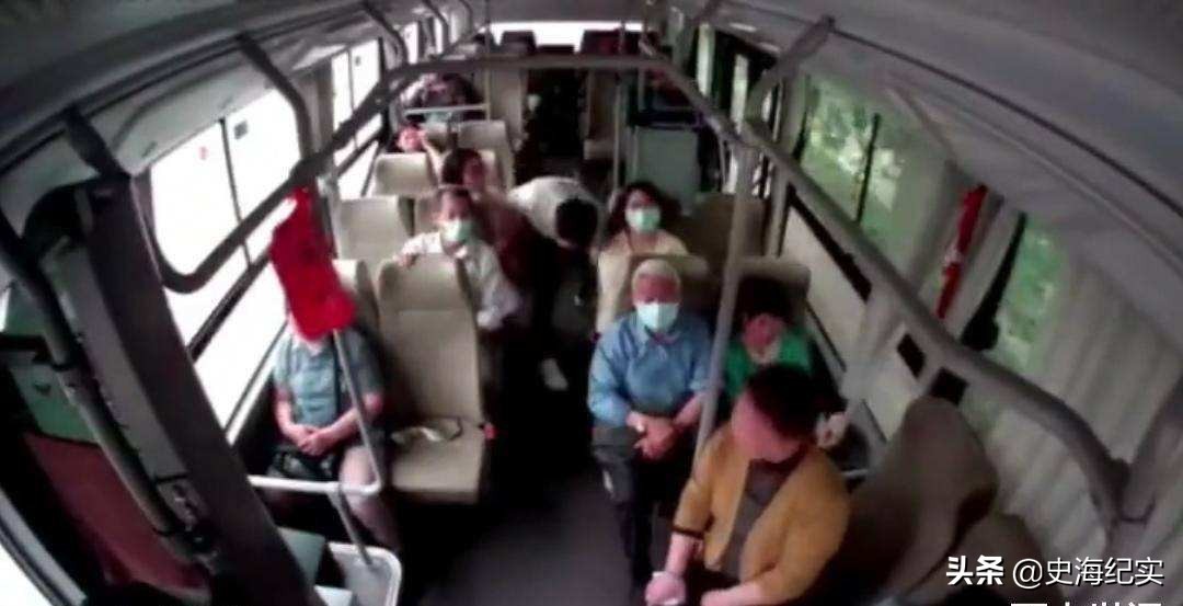 上海公交车坠河有没有人员伤亡,上海公交车坠河瞬间画面曝