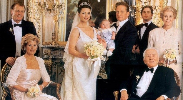 泽塔琼斯结婚照片,泽塔琼斯晒儿女合影