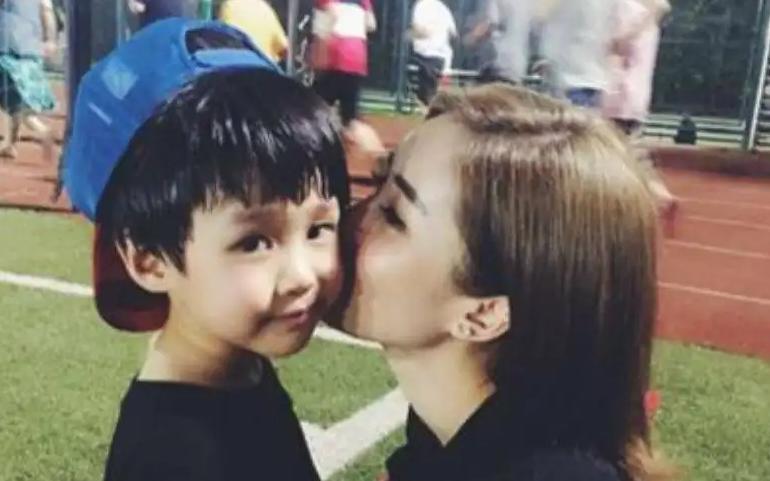 秦奋游戏里充1亿是真是假,撞毁3000万豪车