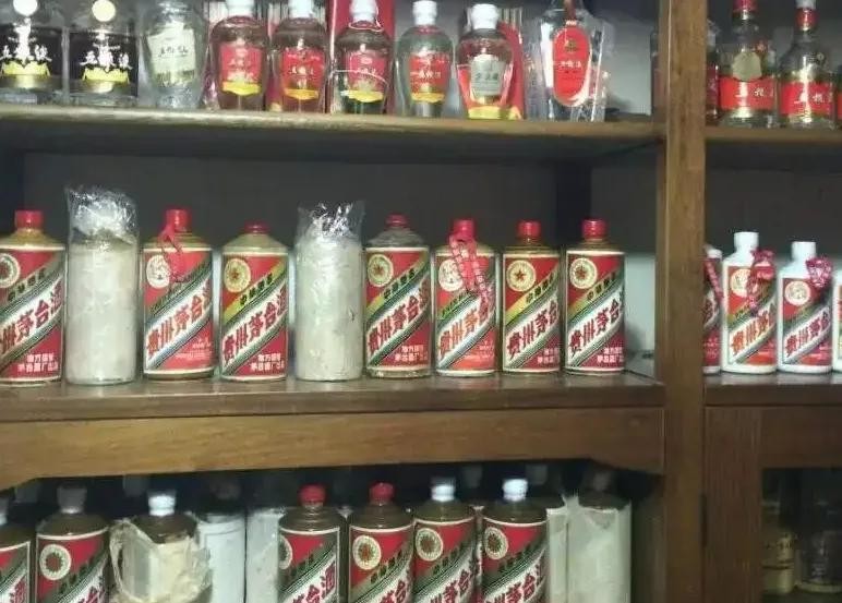 高价回收老酒吆喝视频,街边高价回收老酒是什么套路