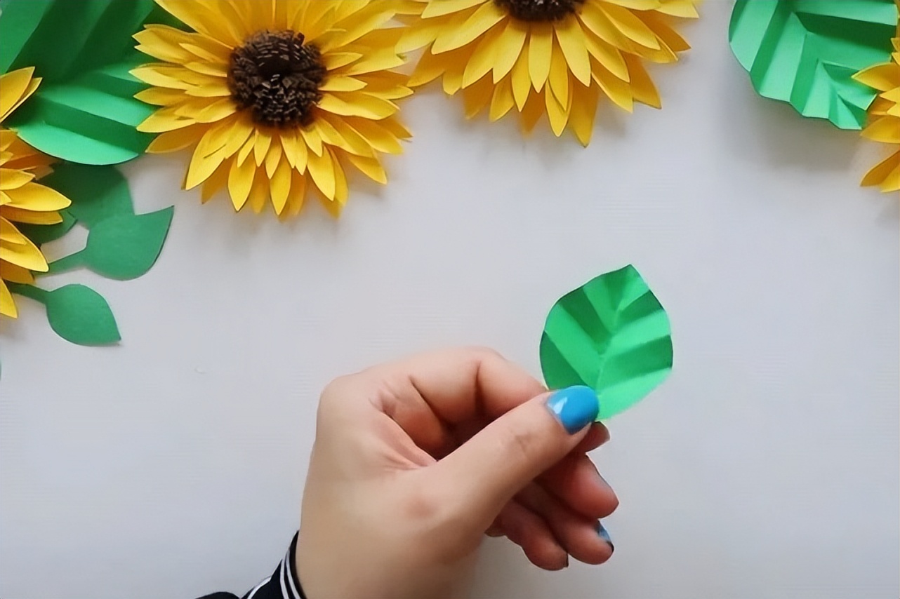 一款适合挂墙上的向日葵纸花