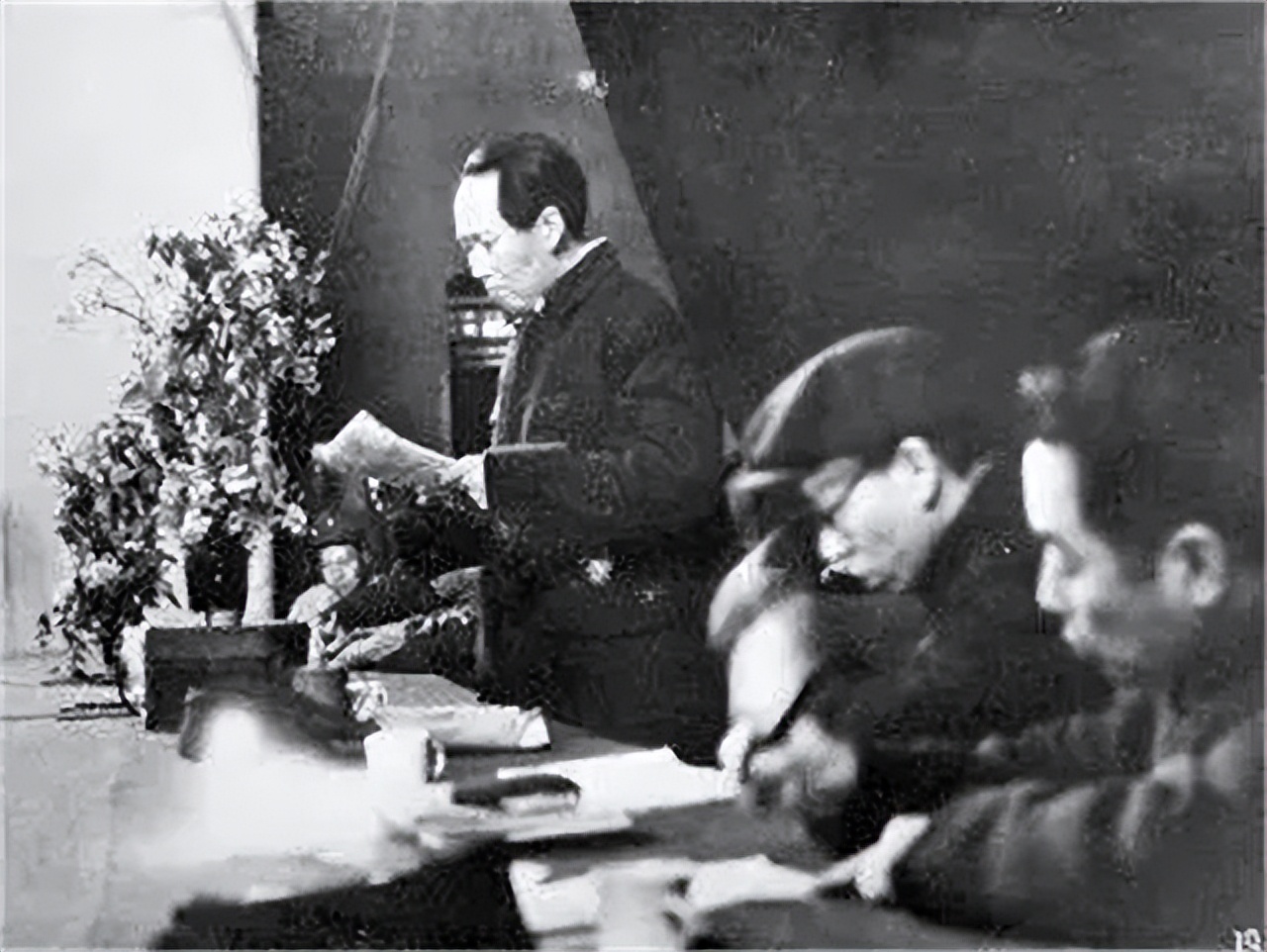 陈赓当选候补委员，问毛主席：候谁的补？旁人回答让大家捧腹大笑