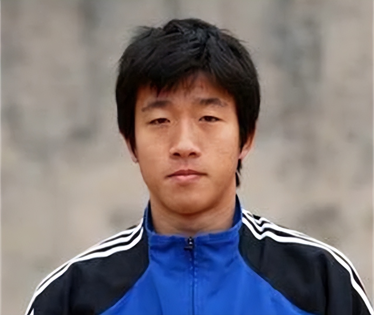 落魄的前大连国脚，与娇妻离异独自抚养女儿，为生计不惜当司机