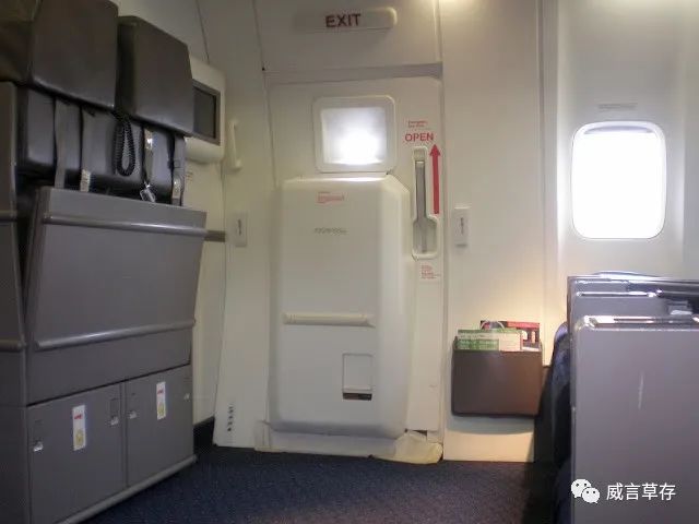 飞机逃生通道座位怎么选,飞机逃生指南