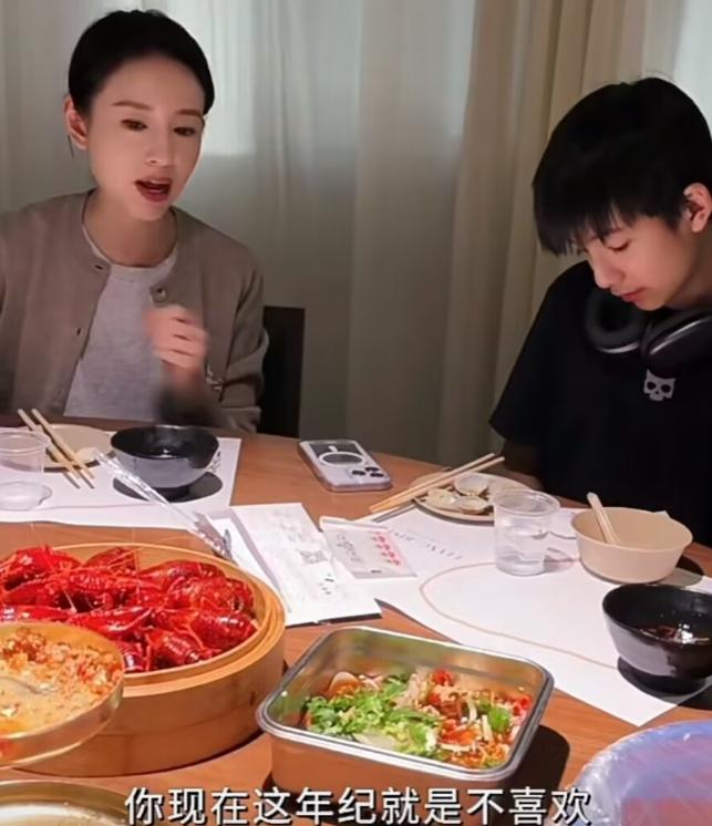 董洁儿子顶顶探班,董洁和儿子顶顶现身机场