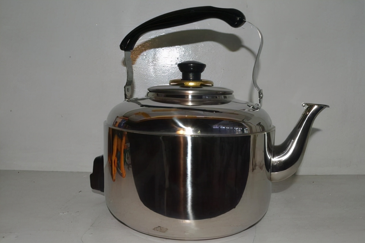 长期喝电热壶烧的水重金属超标,电热水壶烧水喝中毒和致癌吗