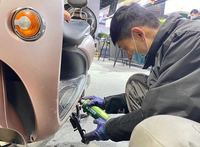 南阳新华路电动车市场首个电动车上牌点设在爱玛专营店