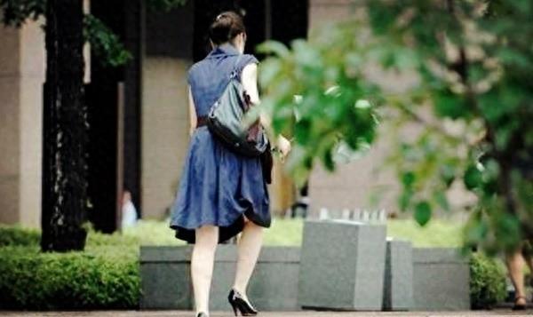 韩国公务员*拍偷**女性私密部位，一天上百次，手法娴熟，一气呵成