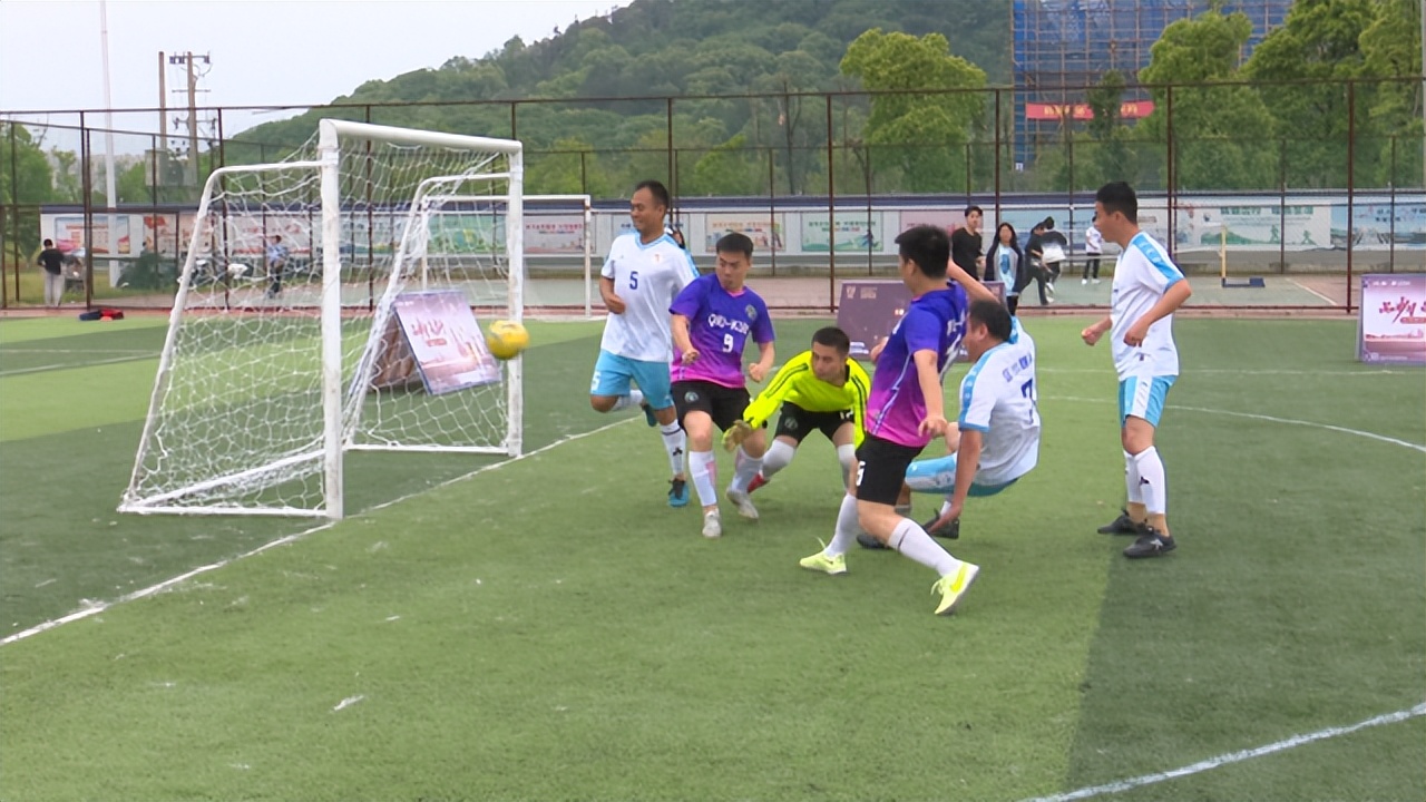 不惧风雨球场争锋2023年“庆五一”鹰潭市余江区“工会杯”五人制足球赛举行
