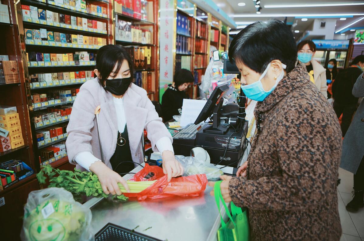 只因用了花呗支付，老板娘助人为乐反被讹，女子：手续费得你拿