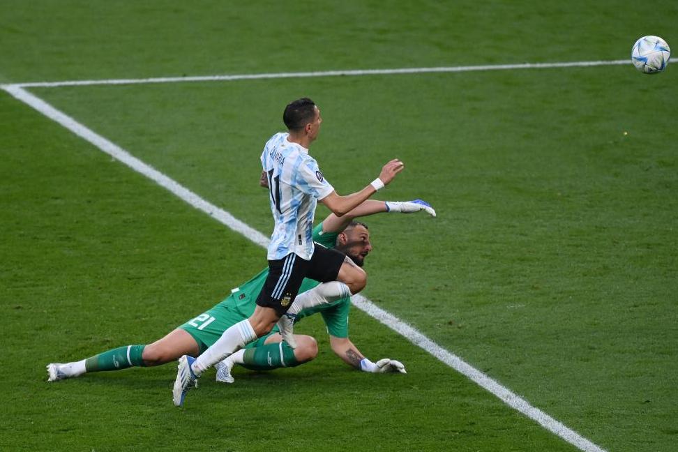 阿根廷夺冠瞬间梅西举大力神杯,阿根廷夺冠梅西和马丁